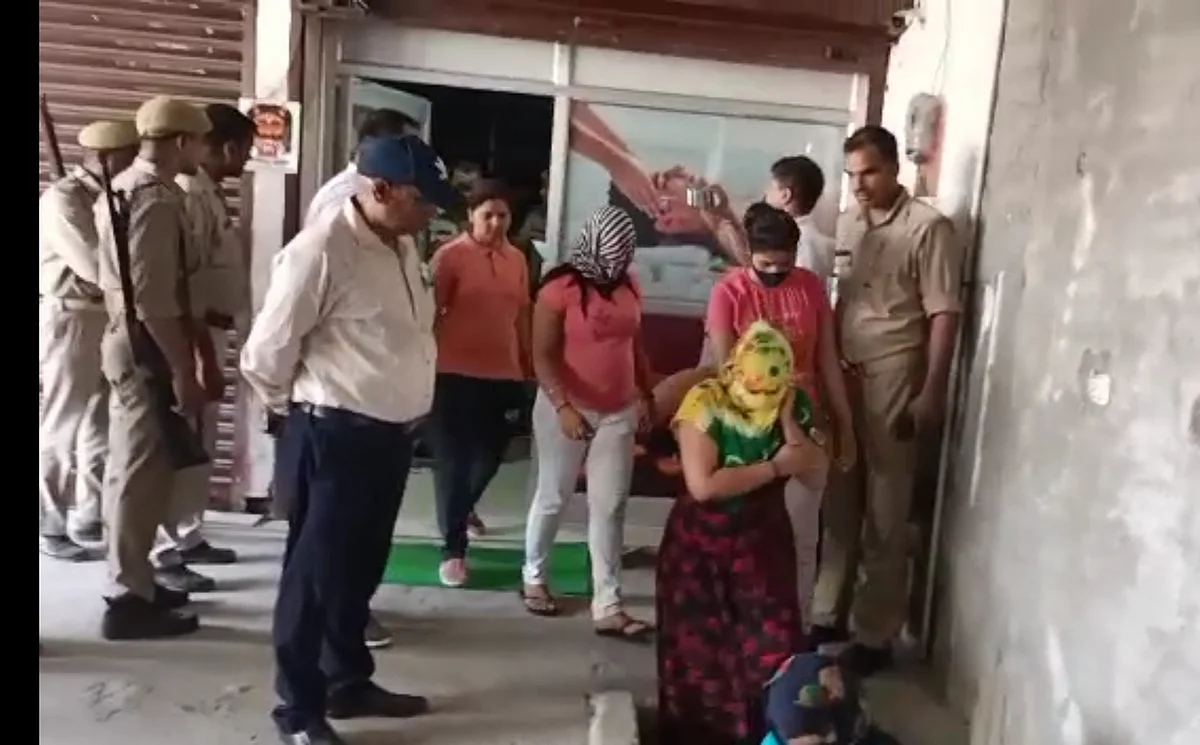 बिजनौर: मसाज सेंटर के नाम पर चला रहे थे 'गंदा धंधा', यूं खुला खेल, लड़कियां भी पकड़ी गईं