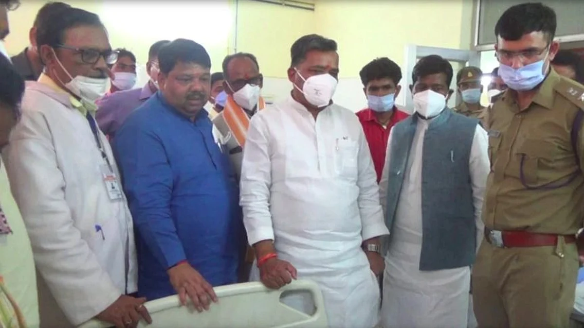 मंत्री के सामने दिखावे का चक्कर, डॉक्टरों ने किया मृत महिला का इलाज, परिजन को बंटवाए फल