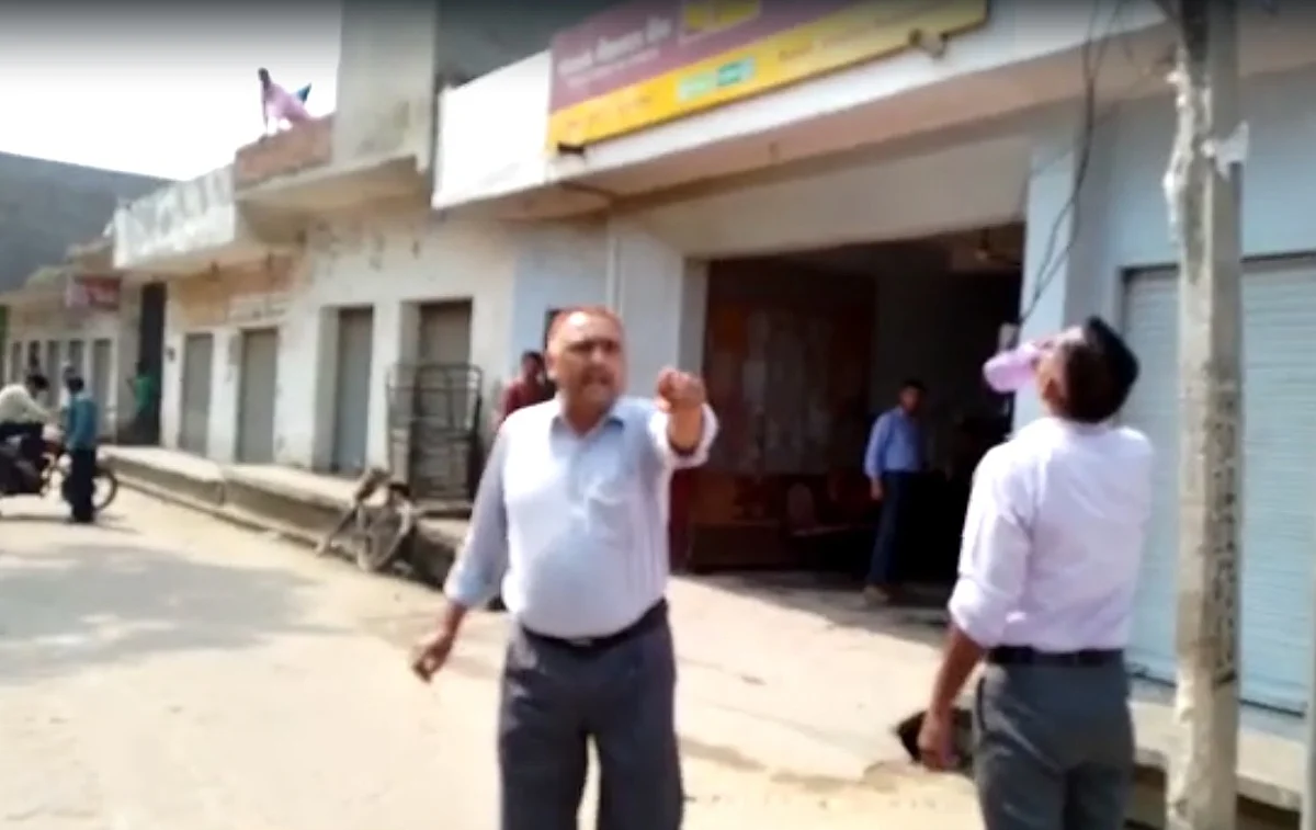 बुलंदशहर: ग्राहक को गाली देते हुए पीएनबी के मैनेजर का वीडियो वायरल