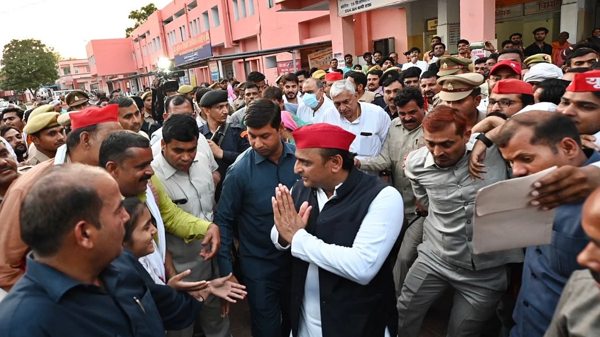 ललितपुर: सामूहिक रेप पीड़िता के परिजनों से मिले अखिलेश यादव, सरकार पर साधा निशाना