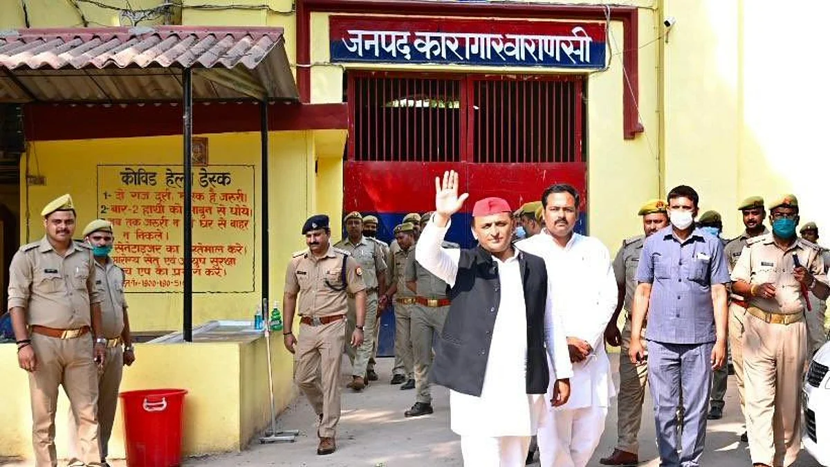 अखिलेश यादव पहुंचे वाराणसी, जेल में बंद सपा कार्यकर्ताओं से मिलकर कही ये बात