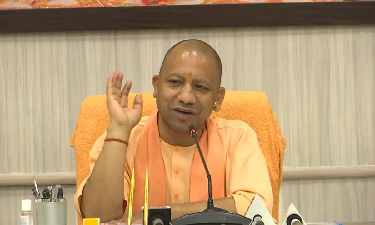 सीएम योगी आदित्यनाथ ने 10वीं के मेधावी छात्रों से कहा- संयमित दिनचर्या सफलता की कुंजी है