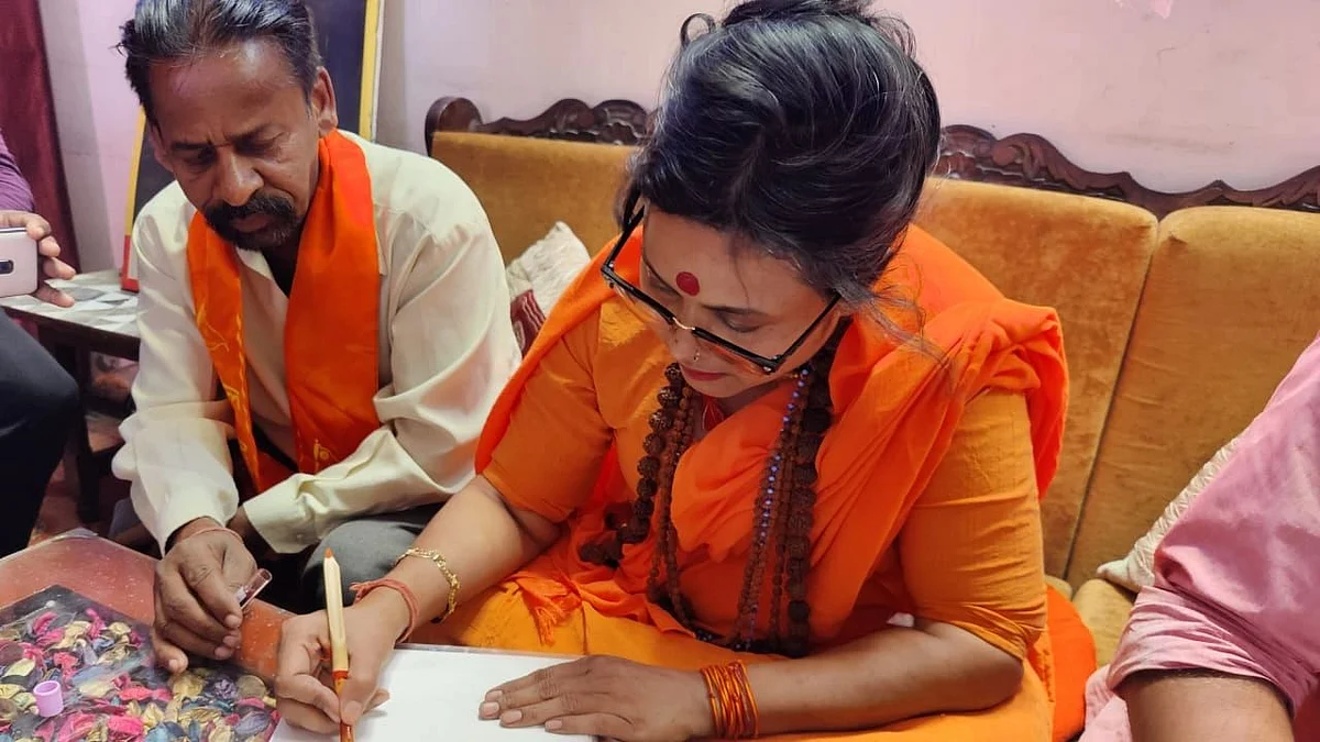 अलीगढ़: जुमे की नमाज पर की थी आपत्तिजनक टिप्पणी, हिंदू महासभा की शकुन पांडे पर हुआ केस
