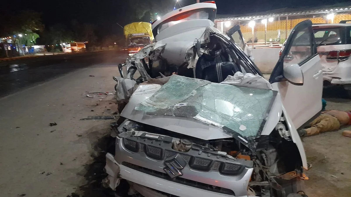 बस्ती में भीषण सड़क हादसा, अज्ञात वाहन की टक्कर से कार सवार एक ही परिवार के 4 लोगों की मौत