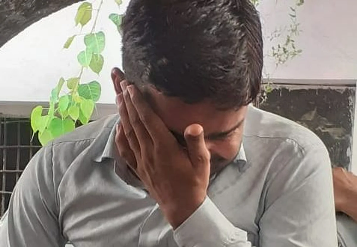 शाहजहांपुर: ACB ने रिश्वत लेते लेखपाल को पकड़ा तो वो फूट-फूटकर रोने लगा