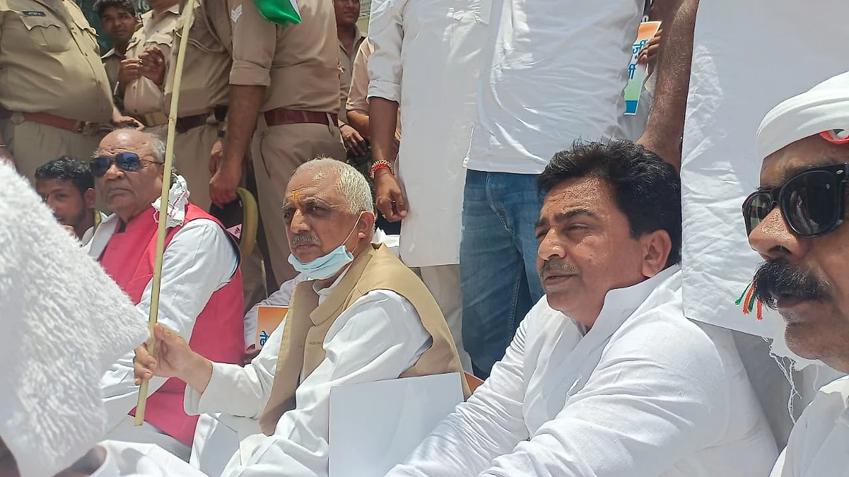 यूपी: राहुल गांधी के समर्थन में कांग्रेस कार्यकर्ता सड़क पर उतरे