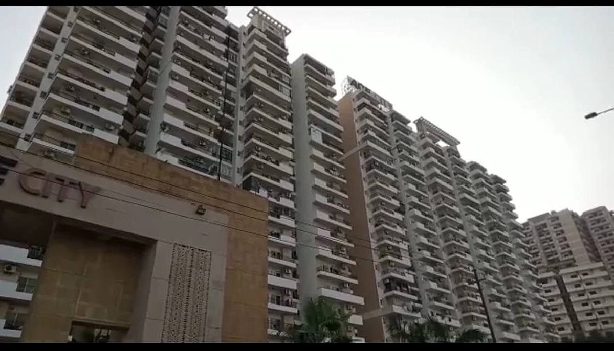 ग्रेटर नोएडा वेस्ट: एक सोसायटी की 16वी मंजिल से गिरी 50 वर्षीय महिला, मौत