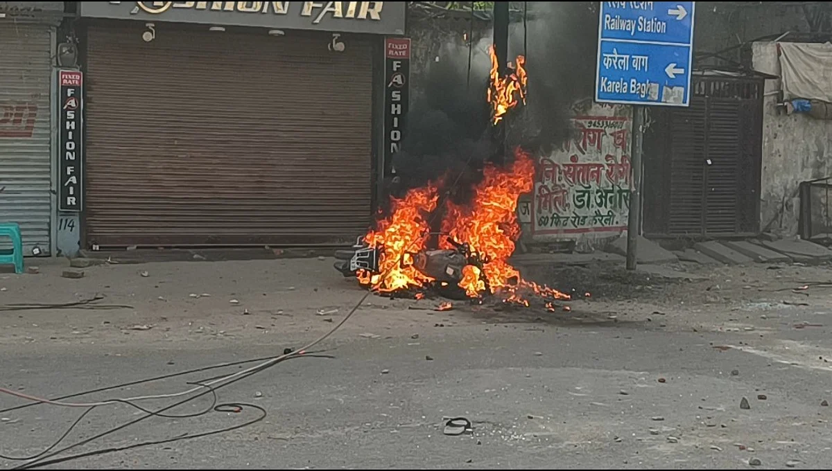उपद्रवियों द्वारा फूंकी गई बाइक.