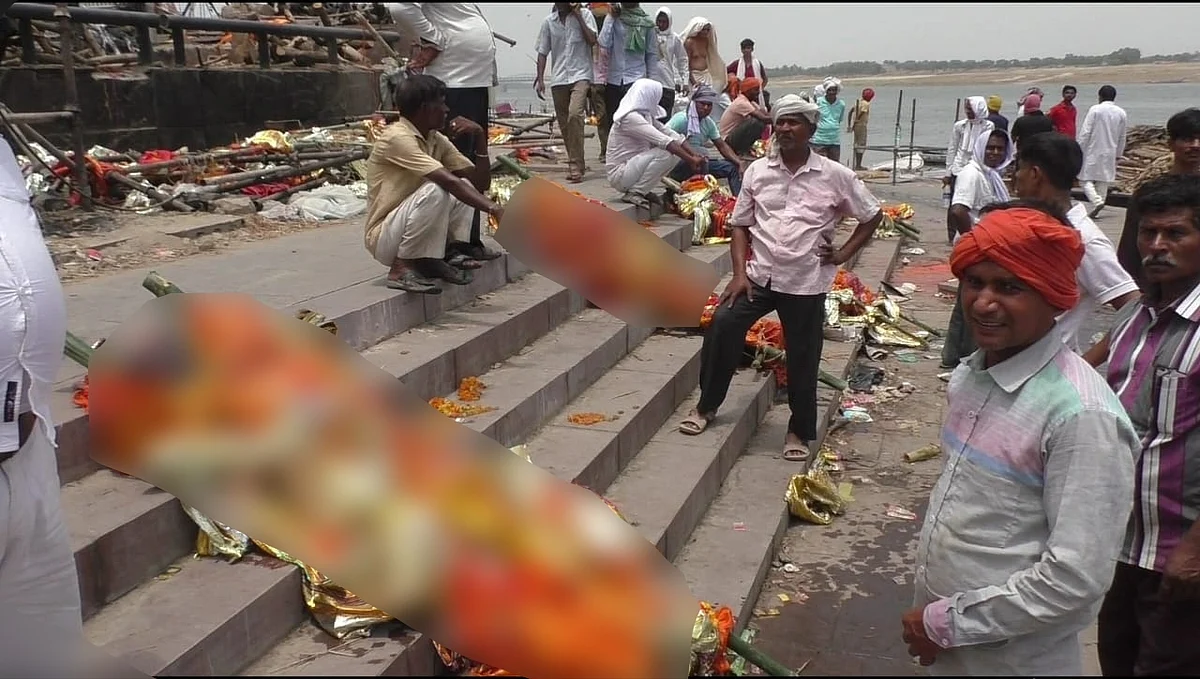 वाराणसी: भीषण गर्मी में महाश्मशान पर लगी शवों की कतार, न सिर पर छप्पर न दो घूंट पानी