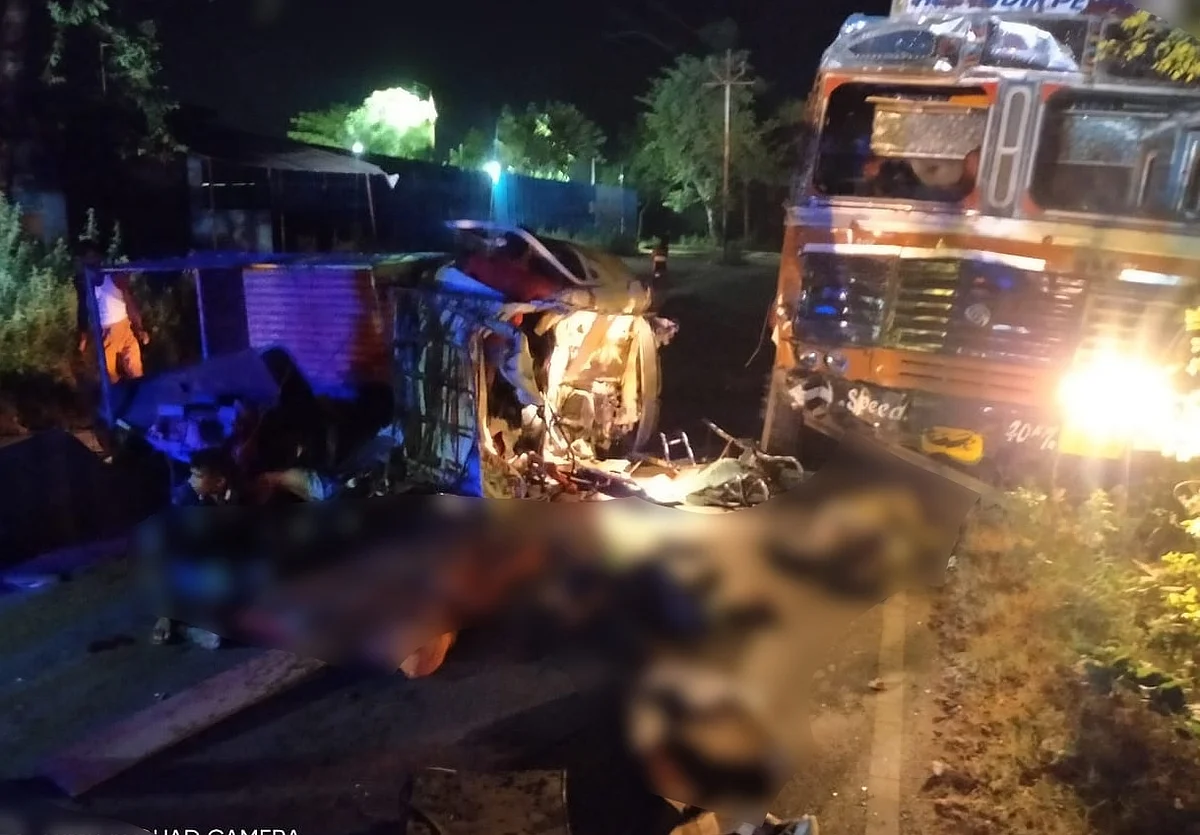 लखनऊ: पिकअप और टैंकर में आमने-सामने जोरदार टक्कर, सड़क पर बिखर गई लाशें
