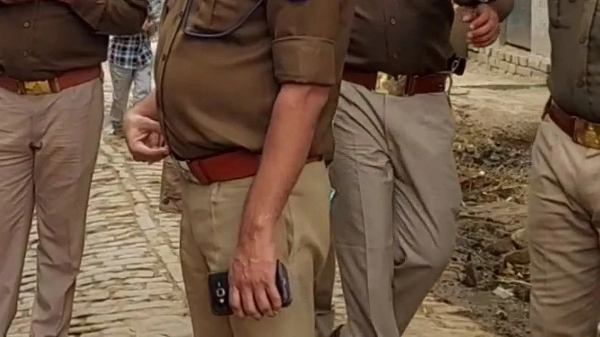 नोएडा: सार्वजनिक स्थान पर शराब पी रहे 320 लोगों के खिलाफ पुलिस ने की कार्रवाई
