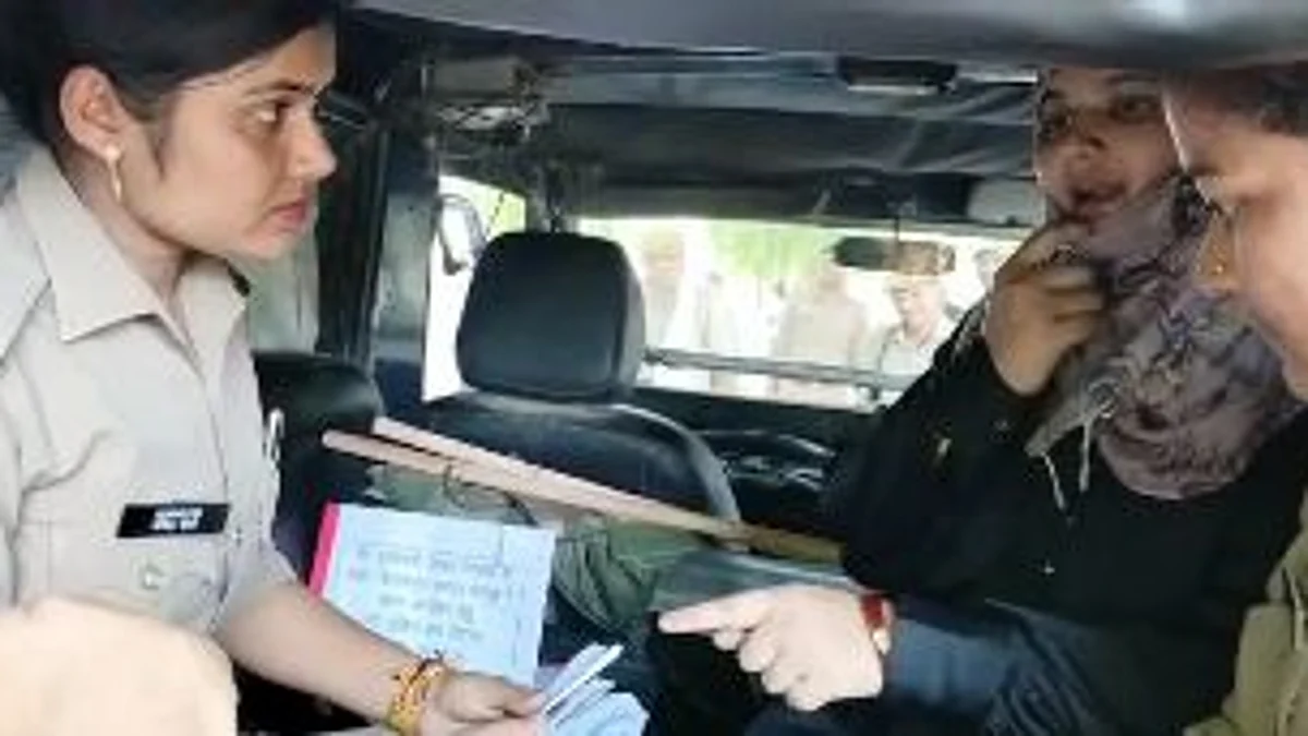 रामपुर उपचुनाव: जेठानी की जगह वोट डालने आई महिला, पुलिस ने पकड़ा तो बताई यह वजह