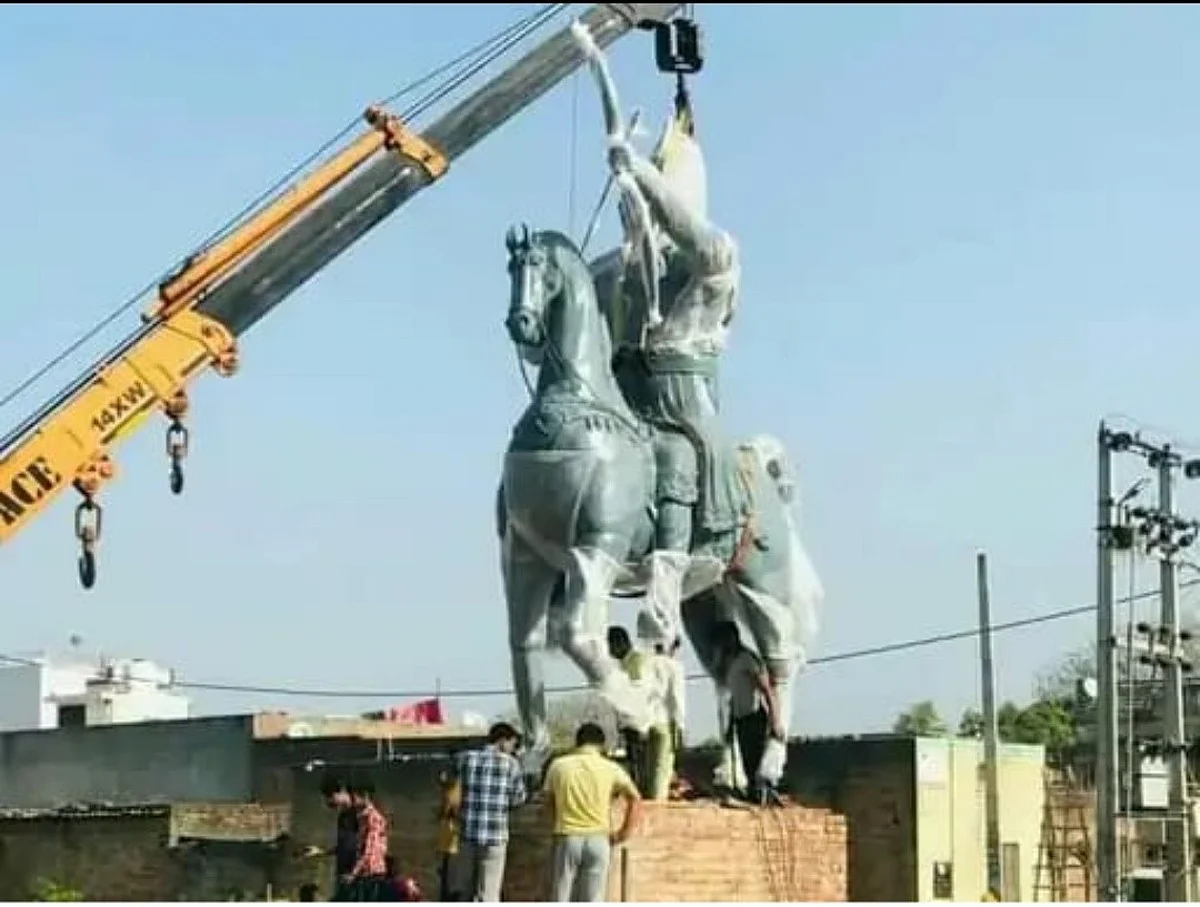 शामली: पृथ्वीराज चौहान की मूर्ति पर छिड़ा विवाद, इस बात का विरोध कर रहे गुर्जर समाज के लोग