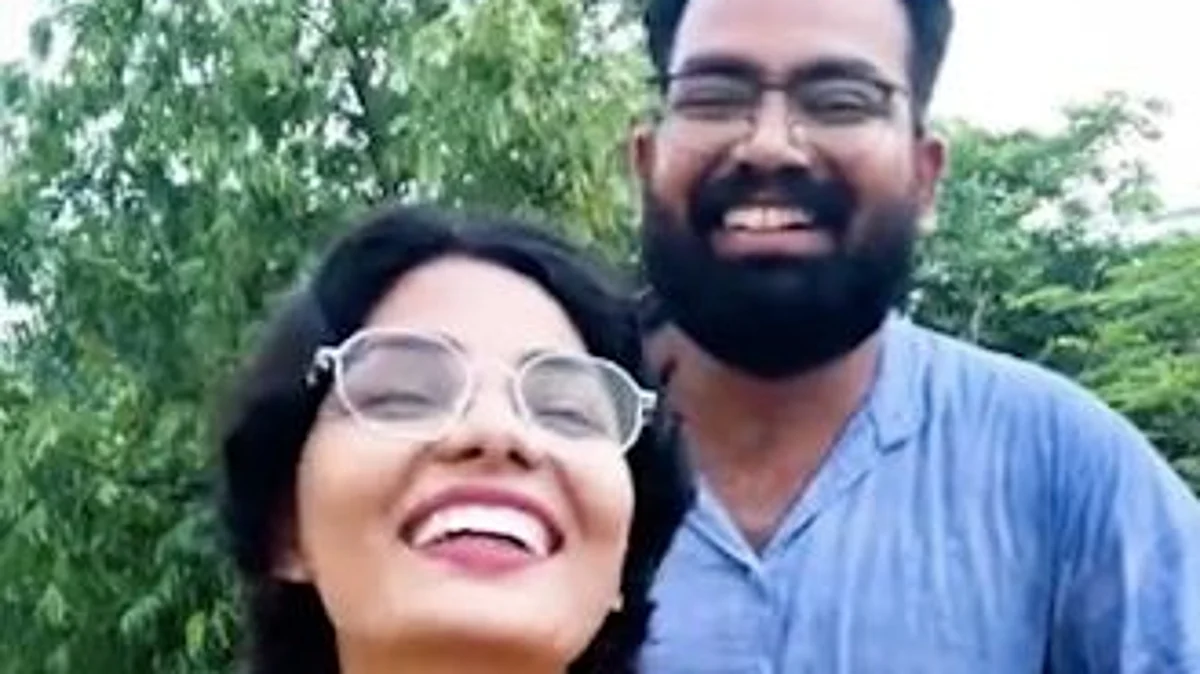 'मोर मरद माटीलगना', लोकगायिका नेहा सिंह राठौर ने भोजपुरी गाने से पति हिमांशू के मजे ले लिए
