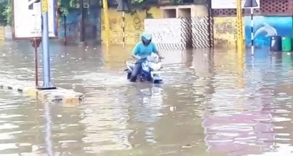 आगरा में बारिश के बाद सड़कें बनी झील.