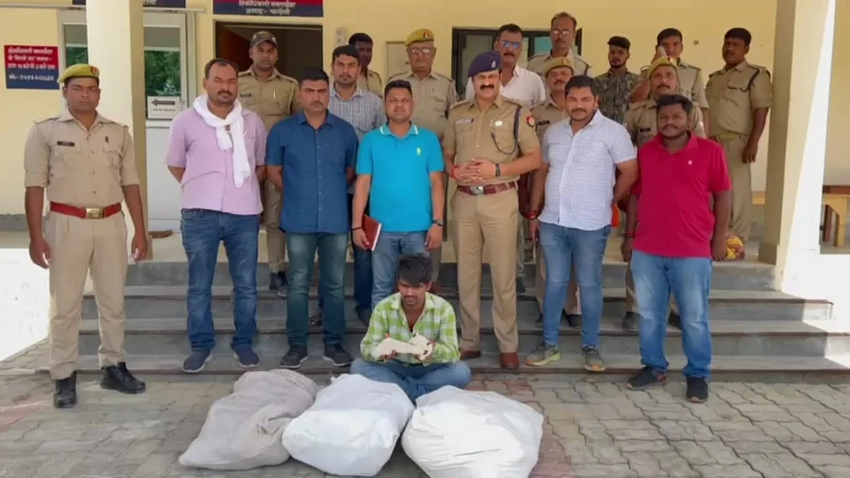 चंदौली पुलिस ने एक गांजा तस्कर को गिरफ्तार कर लिया है.
