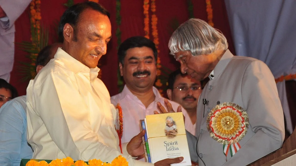 पूर्व राष्ट्रपति डॉ. एपीजे अब्दुल कलाम के साथ डॉ. अरविंद गोयल.