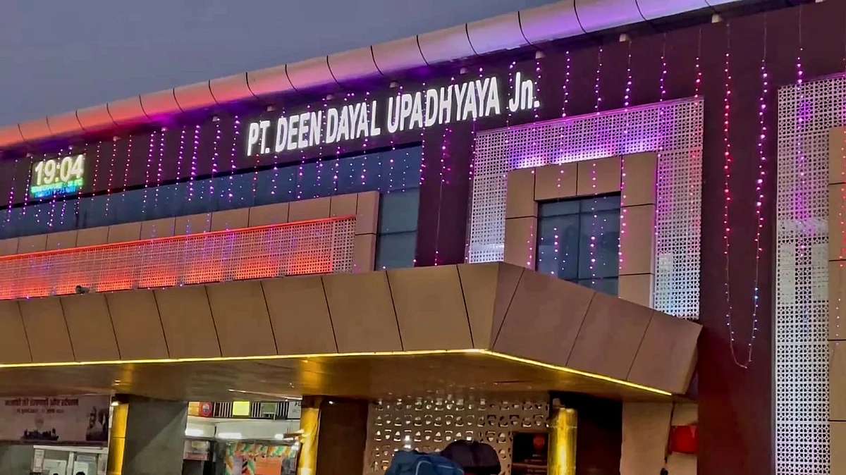 आजादी का अमृत महोत्सव: 'दुल्हन' की तरह सजाया गया DDU रेलवे स्टेशन, जानें क्या है खास