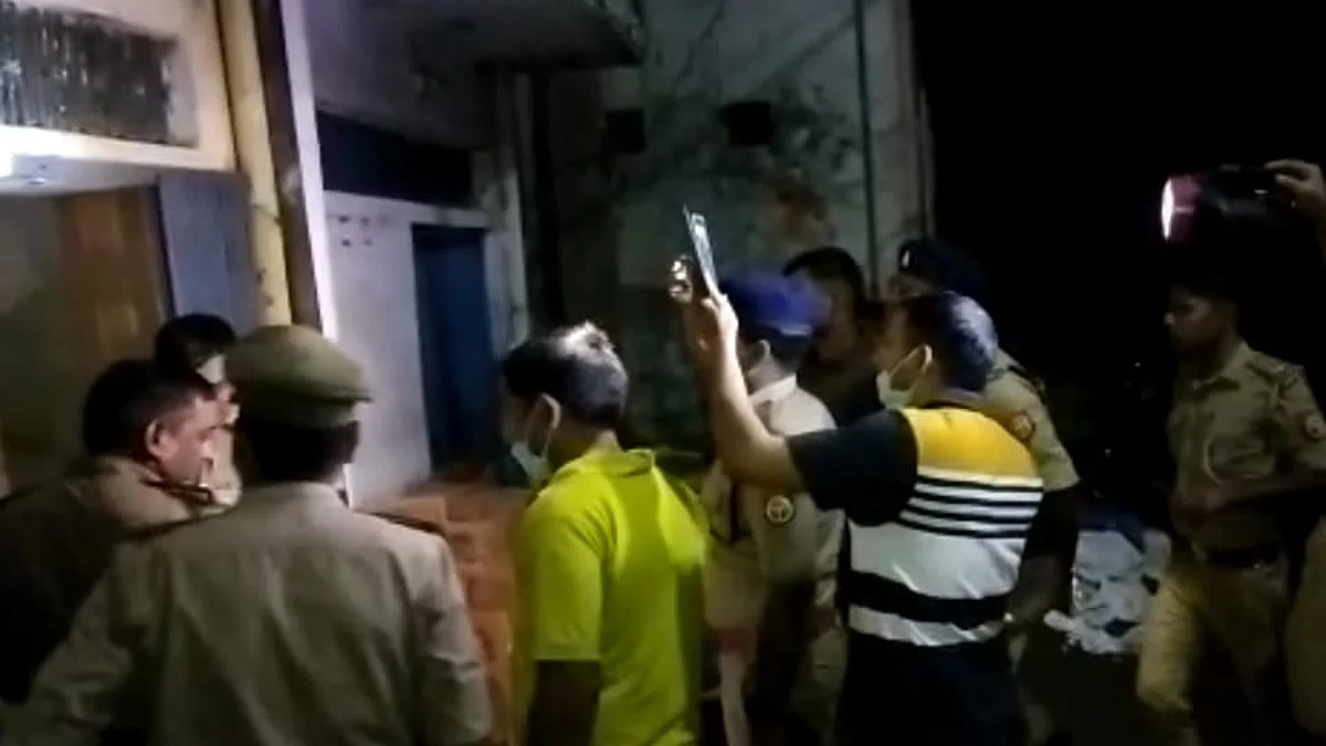 कौशांबी में बंद कमरे में फांसी के फंदे पर महिला सिपाही का शव लटकता मिला.