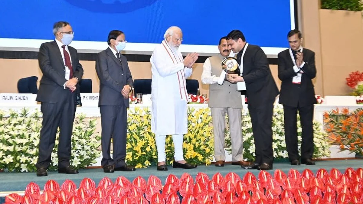पीएम मोदी से अवॉर्ड फॉर एक्सिलेंस लेते IAS कौशल राज. (फाइल फोटो).