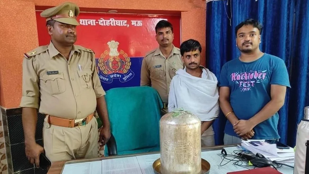 मऊ: सरयू नदी में मिला 'चांदी' का शिवलिंग, पुलिस कब्जे में लेकर थाने ले आई, अब होगी जांच