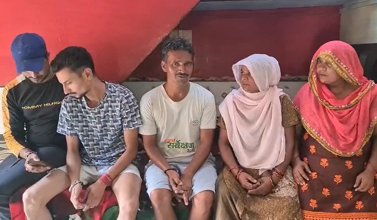मथुरा: कूड़े में PM और CM की तस्वीर मामले में बर्खास्त सफाईकर्मी हुआ बहाल, कही ये बात