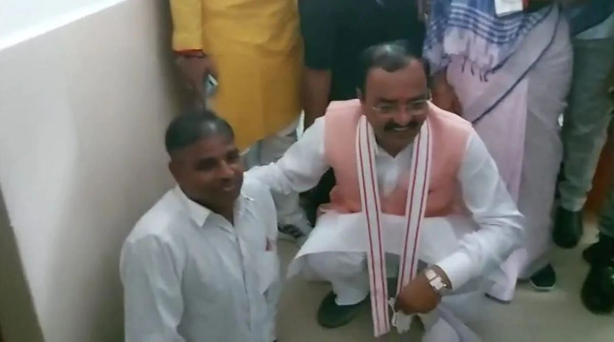 प्रयागराज: दिव्यांग की बात सुनने के लिए जमीन पर बैठे डिप्टी सीएम मौर्य, जानिए पूरा मामला