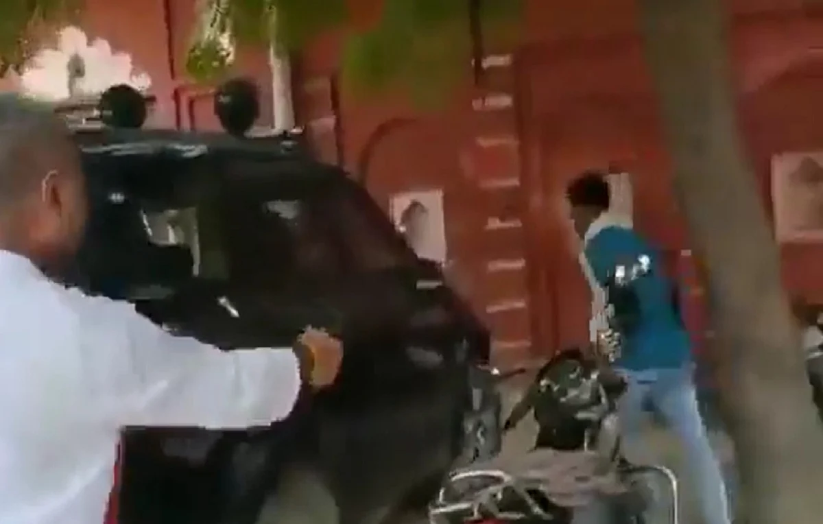 कानपुर: फोन नहीं उठाने पर असि. पोस्टमास्टर के पीछे पिस्टल लेकर दौड़ा दबंग, Video वायरल