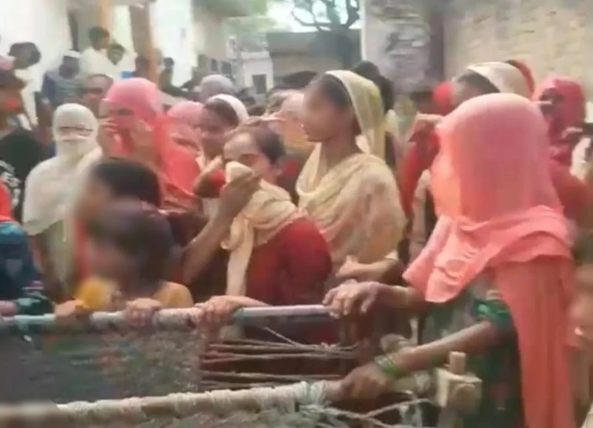 Moradabad News : मुस्लिम महिलाओं ने चारपाई लगाकर कांवड़ियों को रोका, पहुंची पुलिस