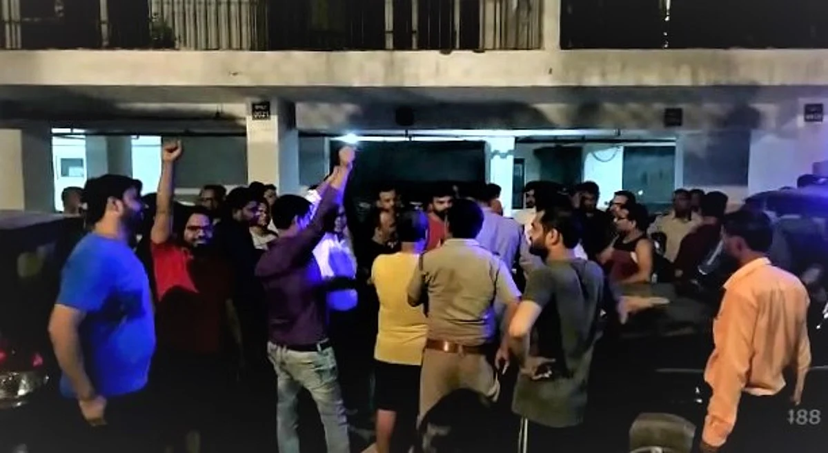 बिजली कटने से पंचशील ग्रीन्स सोसायटी के लोगों का टूटा धैर्य, आधी रात जमकर हुआ हंगामा