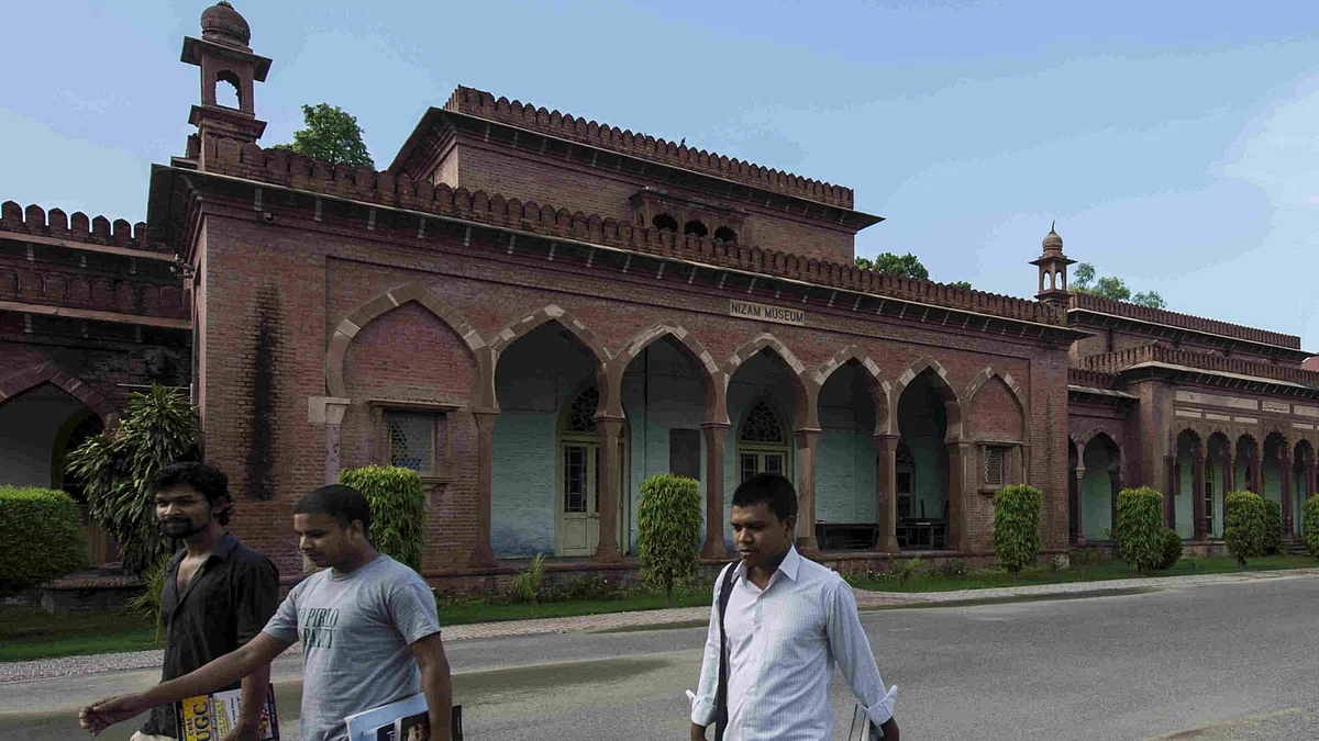 AMU के 'इस्लामिक स्टडीज' में होगी सनातन धर्म की पढ़ाई, थियोलॉजी के प्रोफेसर ने सवाल खड़े किए