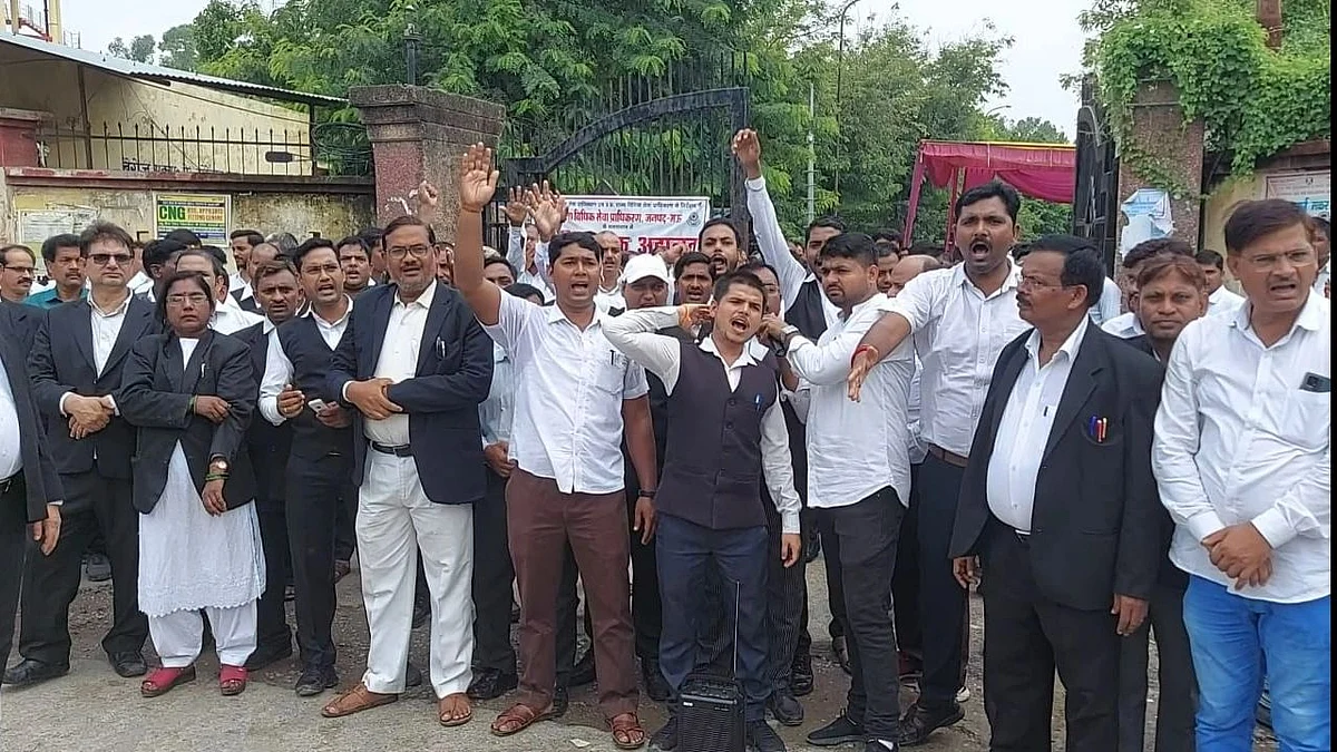 मऊ: बार के अध्यक्ष पर एफआईआर दर्ज होने पर वकील आक्रोशित, पुलिस के खिलाफ की जमकर नारेबाजी