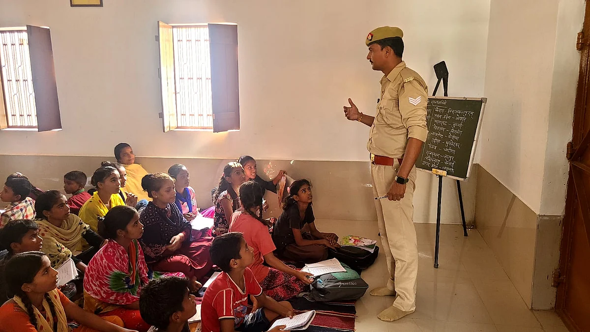 'खाकी वाले गुरुजी' जिन्होंने बदल दी उन्नाव के गरीब बच्चों की जिंदगी, प्रेरणादायक है कहानी