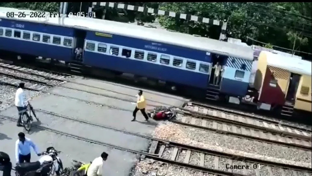 इटावा: रेलवे फाटक पर बाइक छोड़कर भागा शख्स, बड़ा होने से हादसा टला, वीडियो हुआ वायरल