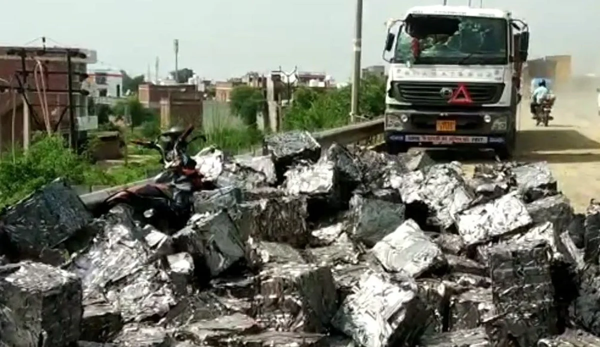 इटावा: ट्रक पलटा, लदे हुए लोहे के कबाड़ में दबकर बाइक सवार दंपति की मौत, एक घायल