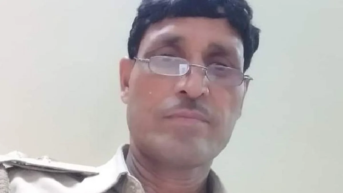 कानपुर में दारोगा नगेंद्र यादव को अनिवार्य रिटायरमेंट कर दिया गया है.