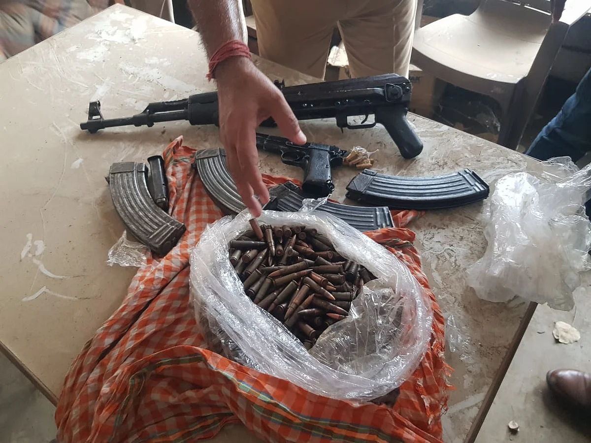 भदोही: पूर्व विधायक विजय मिश्रा के पेट्रोल पंप से AK47, 9MM पिस्टल और कारतूस बरामद