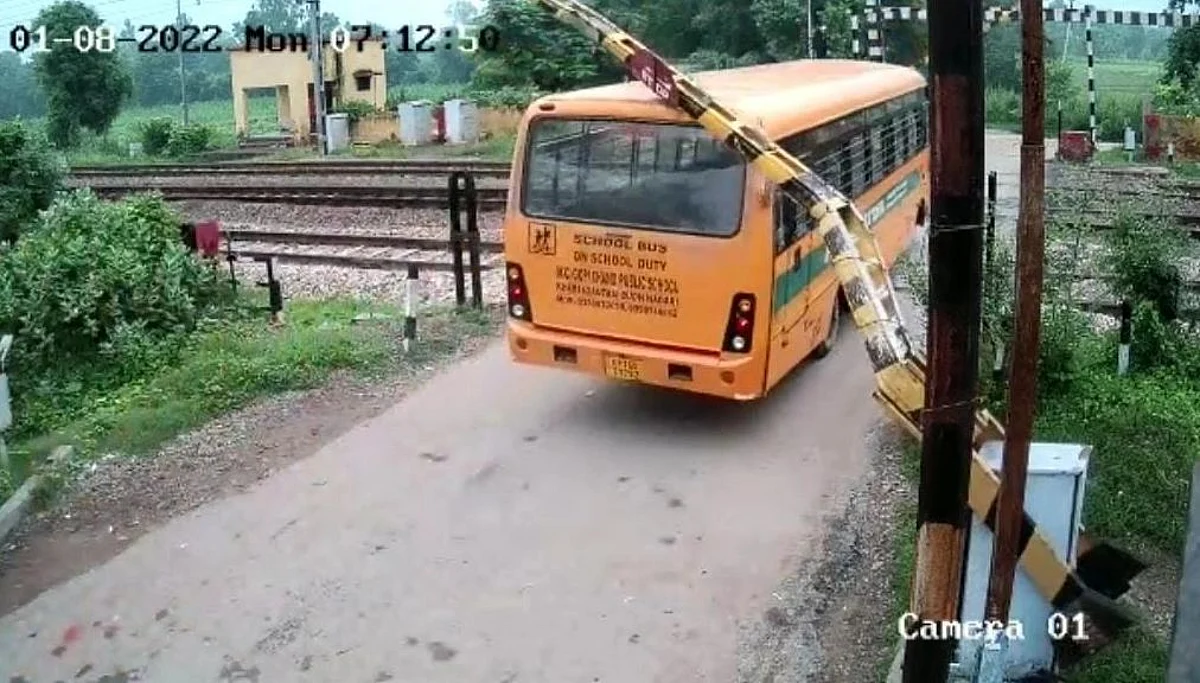 ग्रेटर नोएडा: बच्चों से भरी बस रेलवे फाटक तोड़ती हुई ट्रैक पर जा फंसी, घटना CCTV में कैद