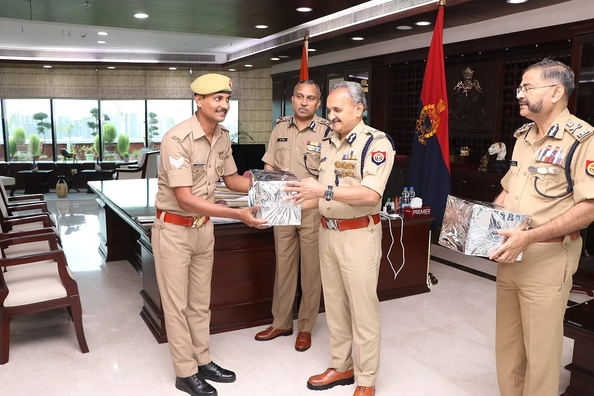 भीख मांगने वाले बच्चों को शिक्षित कर रहे सिपाही रोहित की पाठशाला के लिए DGP ने भेजा गिफ्ट