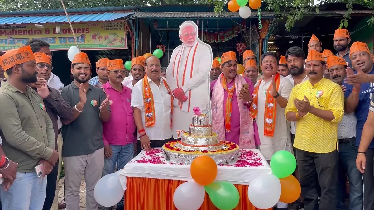 केक कटा, हवन हुआ, CM योगी भी चित्र प्रदर्शनी में पहुंचे! UP में यूं मना PM मोदी का बर्थडे