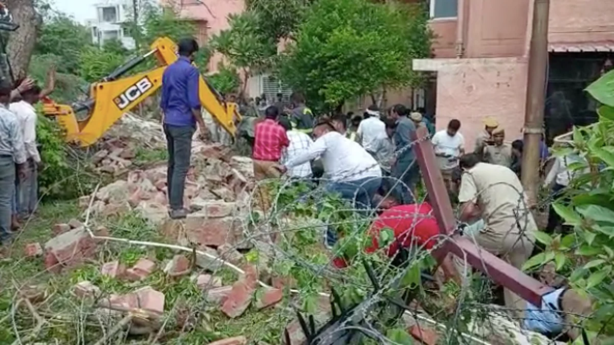 नोएडा में बड़ा हादसा, निर्माणाधीन दीवार गिरने से अब तक 4 मजदूरों की मौत, CM ने जताया शोक
