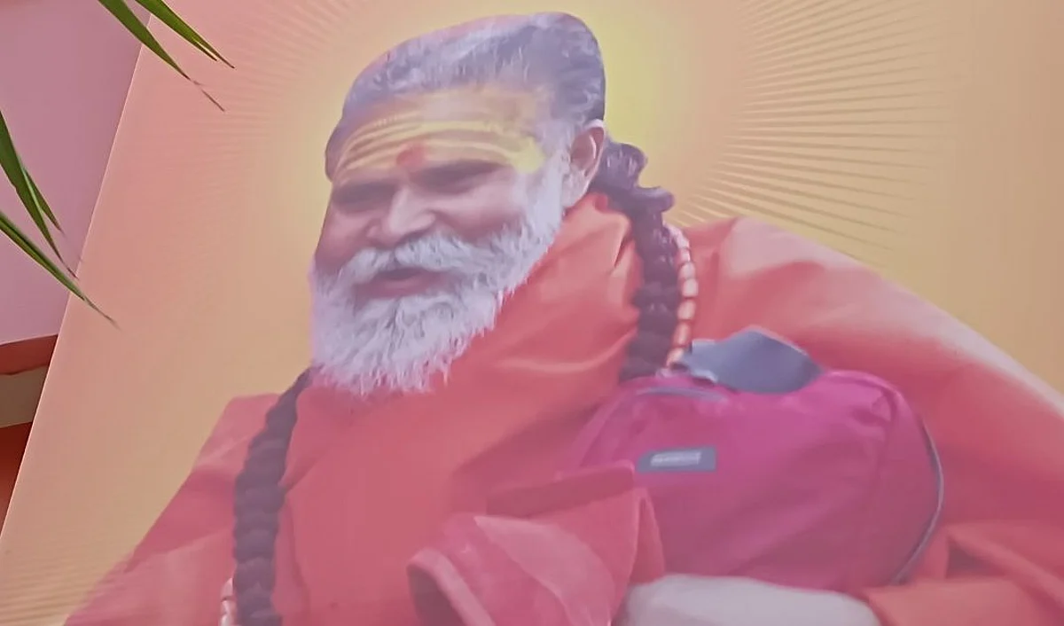 प्रयागराज: महंत नरेंद्र गिरी के बंद कमरे में मिले 3 करोड़ कैश, करोड़ों के जेवरात और घी?
