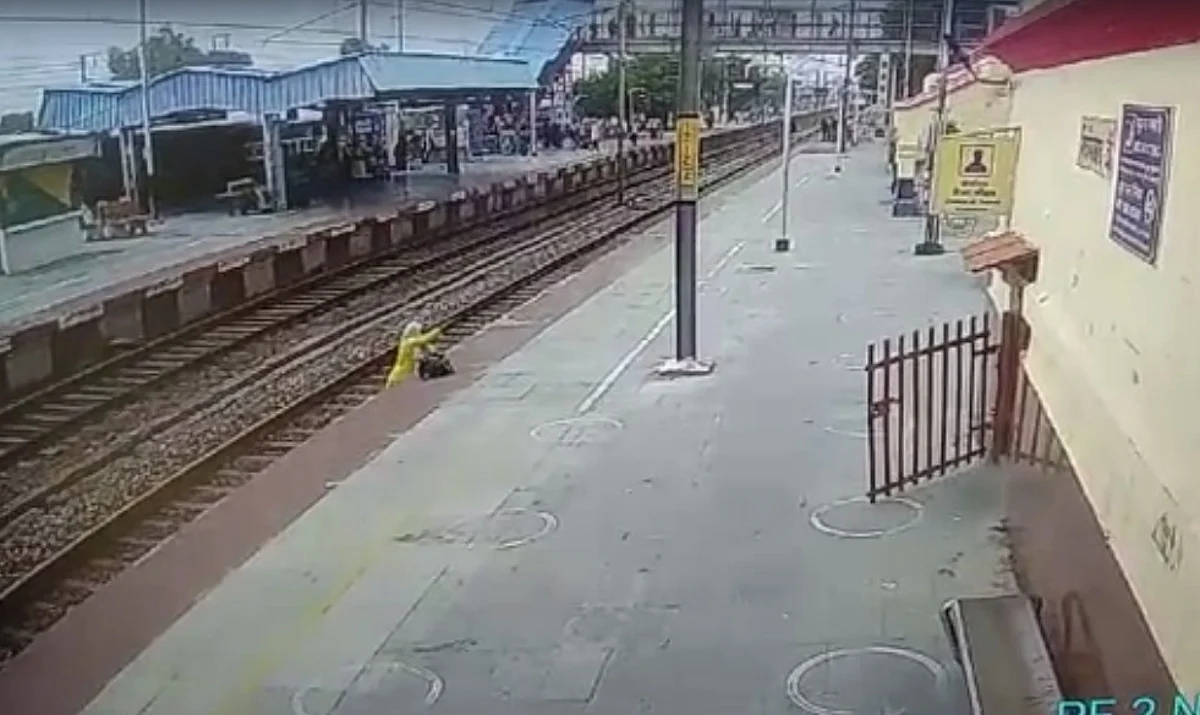 फिरोजाबाद: रेलवे ट्रैक पर फंसी महिला, आ रही थी हाईस्पीड ट्रेन, CCTV ने कैद हुई ये घटना