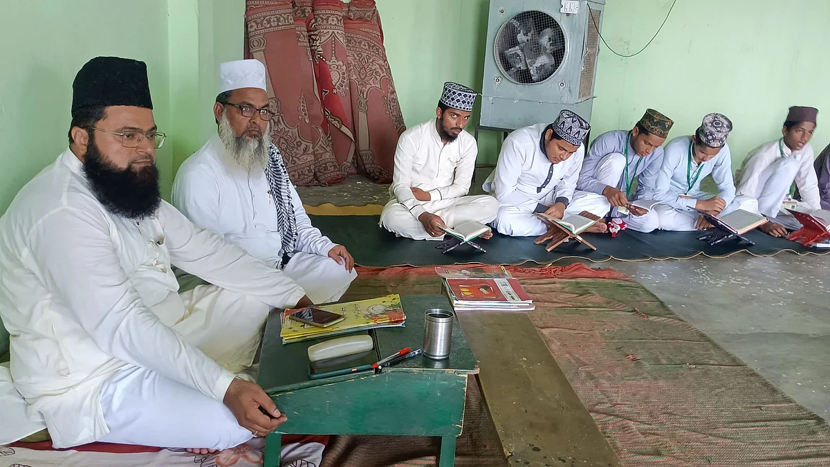 UP में मदरसों के सर्वे पर सियासत, जानें योगी सरकार का क्या है तर्क और किसे-क्या है आपत्ति