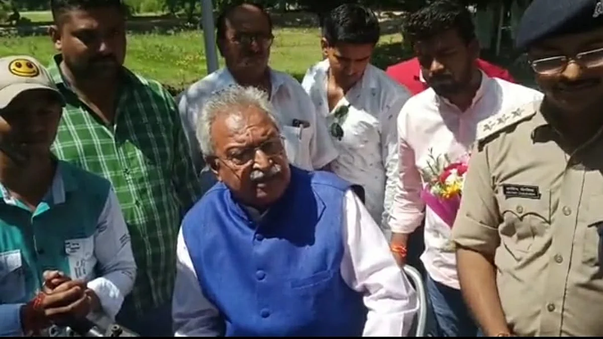 मनोज सिन्हा से मिलने स्कूटी से पहुंचे लक्ष्मीकांत वाजपेई, रोके गए तो कह दी पैसे वाली बात