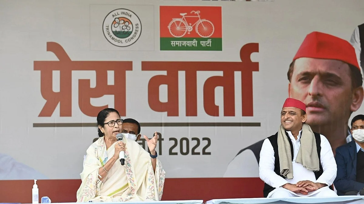 लखनऊ में ममता बनर्जी और अखिलेश यादव.