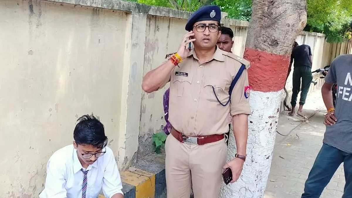 मुरादाबाद: अर्ध बेहोशी की हालत में छात्र को देख रुके SP, पानी पिलाया और भेजा अस्पताल