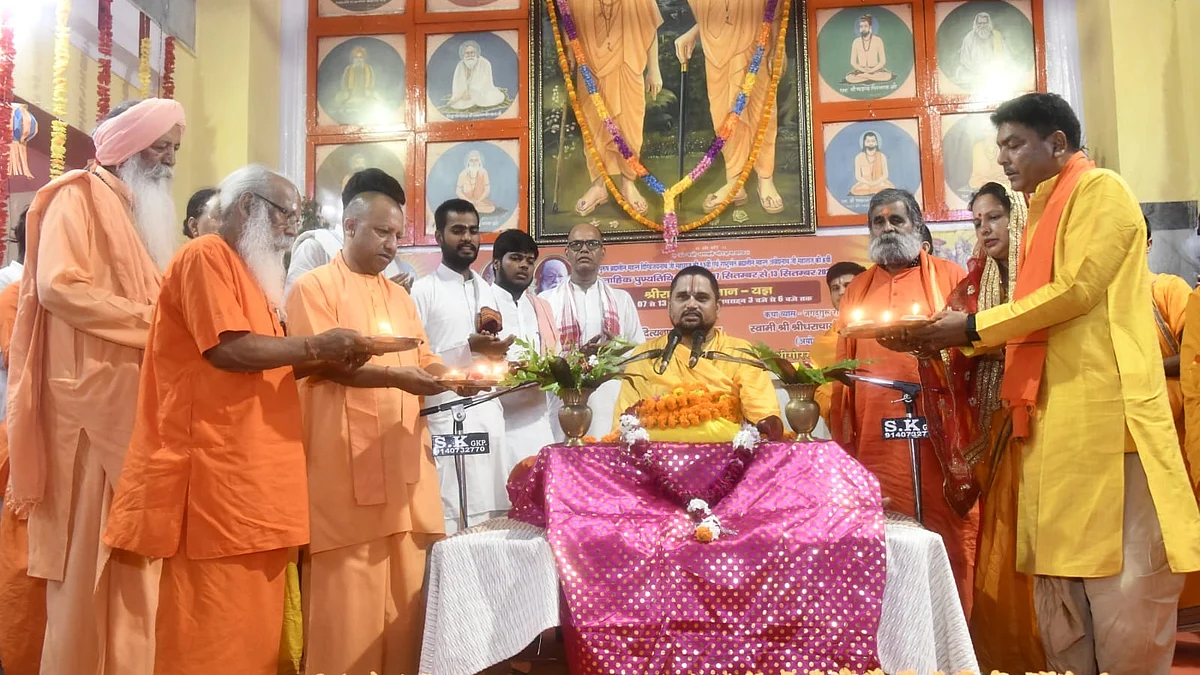 गोरखपुर में सीएम योगी.