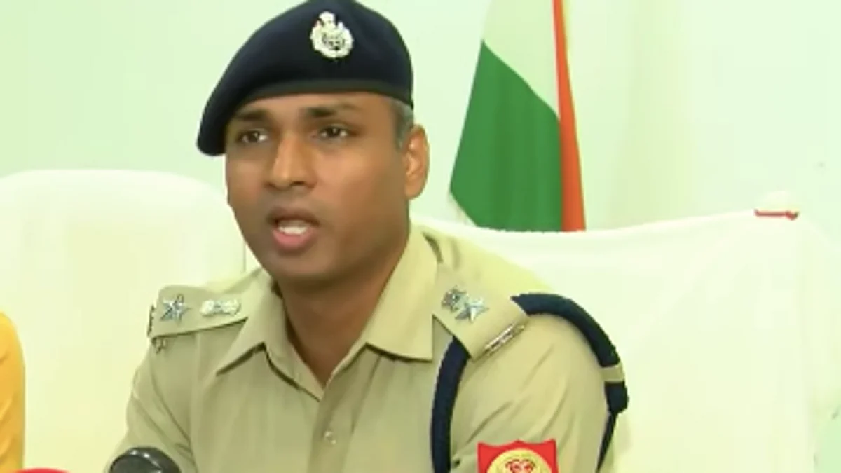 लखीमपुर खीरी: SP ने कहा- 'जबरन नहीं, स्वेच्छा से मोटरसाइकिल पर बैठकर गई थीं लड़कियां'