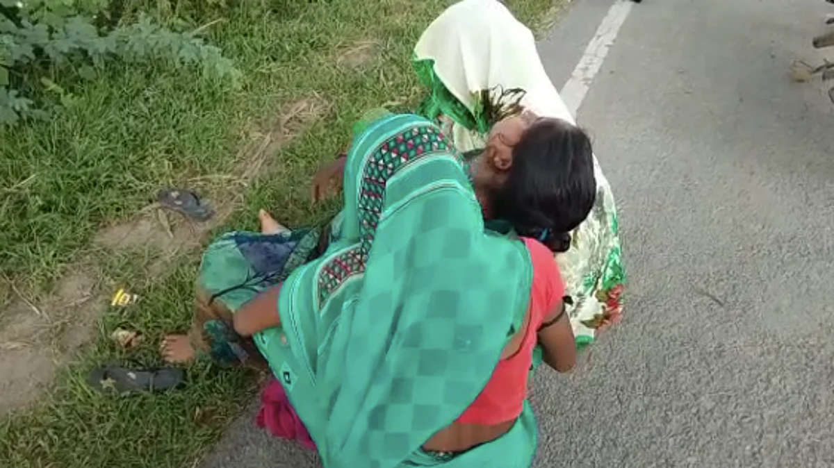 एंबुलेंस वाले ने पैसे के लिए प्रेगनेंट महिला को सड़क पर छोड़ा, ये है UP की स्वास्थ्य सेवा?